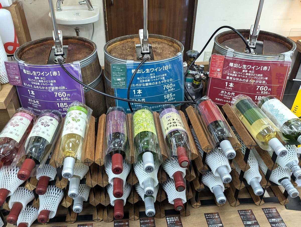 シャトレーゼ店内の樽出し生ワインコーナー。3つの樽とボトルワインの棚