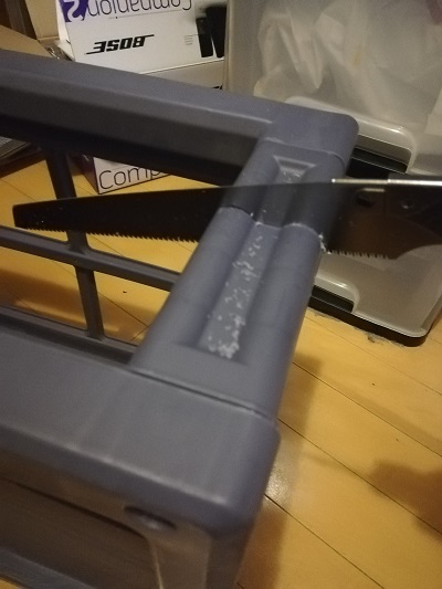 不要になったプラスチック衣装ケースを解体して処分 ノコギリで小さく切れば自力で処分できます シンプルライフで心も体も健康に
