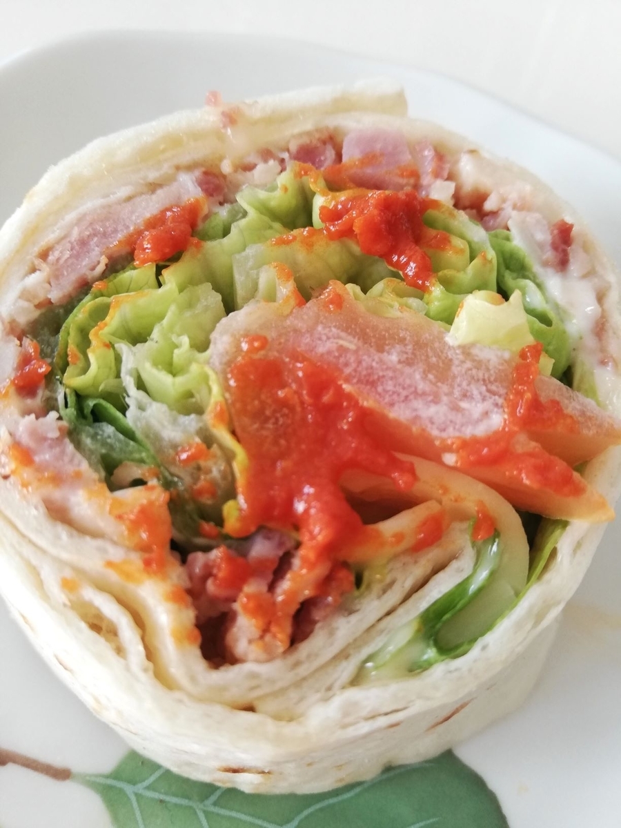 コストコの ハイローラー Blt 万能調味料 ハリッサ で味変 シンプルライフで心も体も健康に