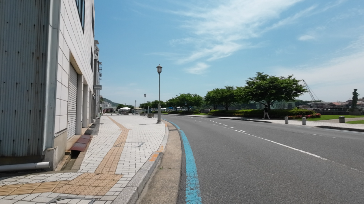 青いラインに沿って