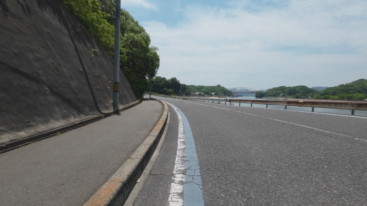 右に見えるのは川じゃないよ、海だよ