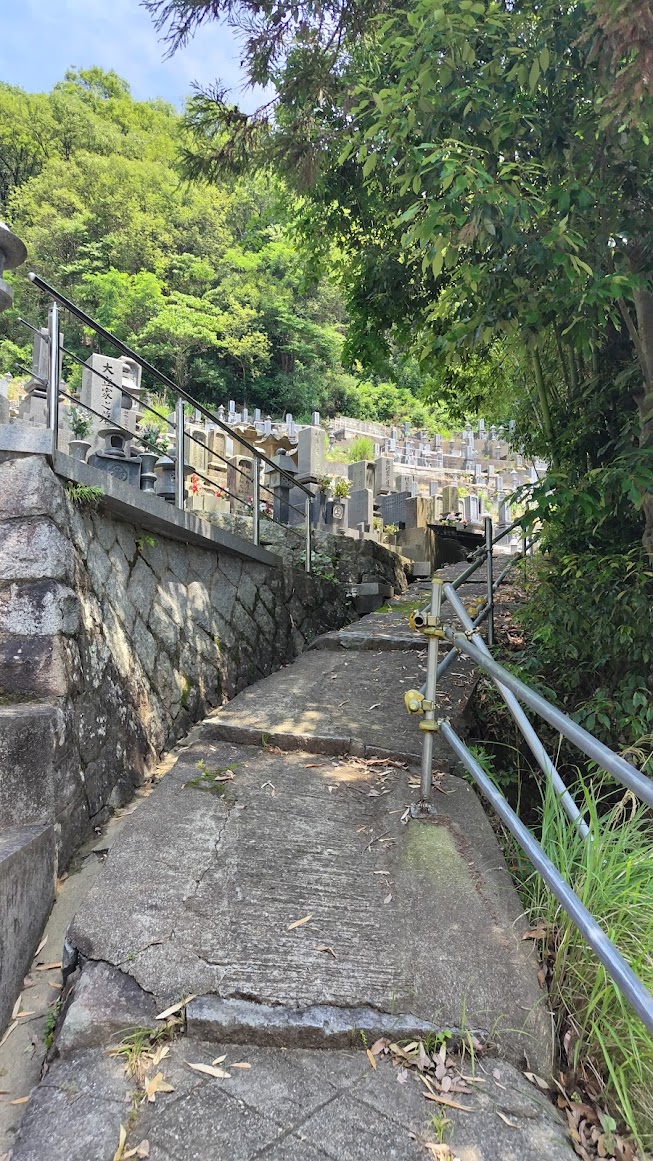 墓所に向かう坂道