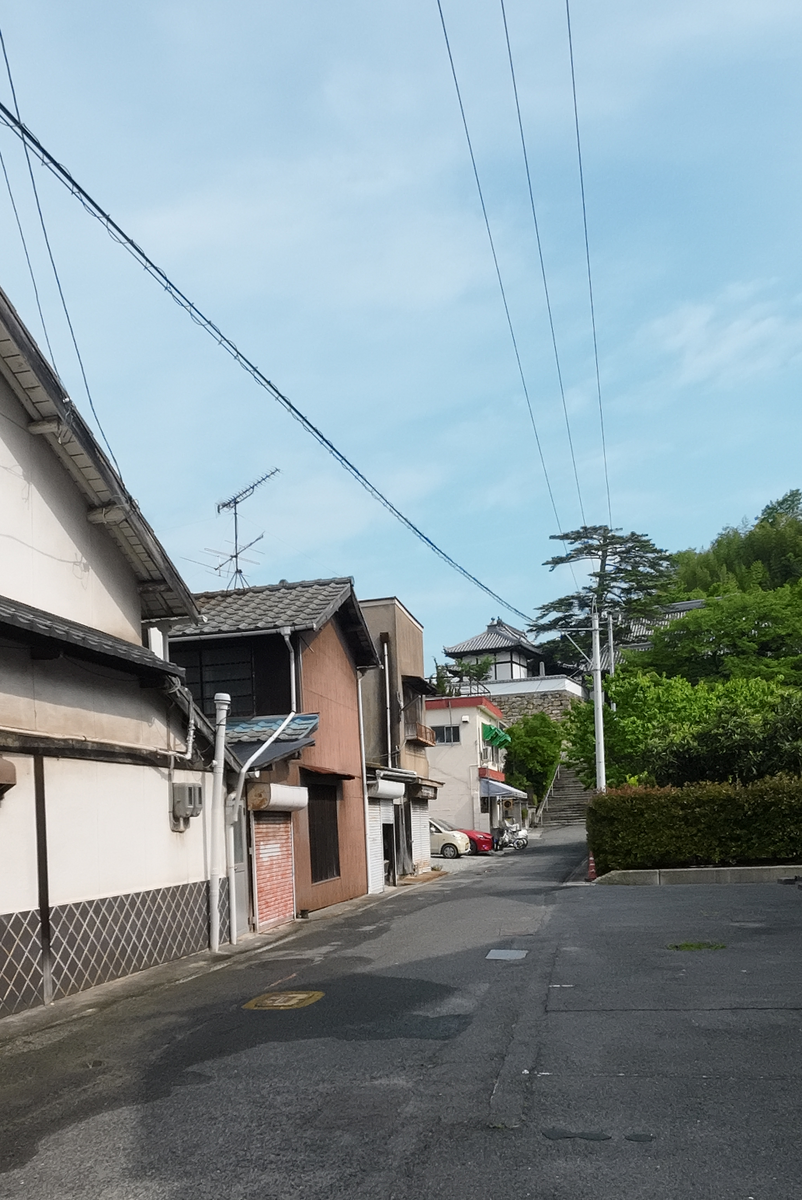 一番奥、寺の階段の手前にあります