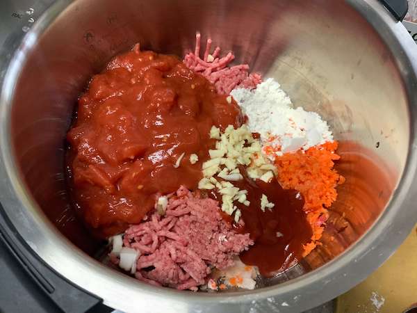 ホットクックミートソース材料 ホットクックに材料全部投入写真