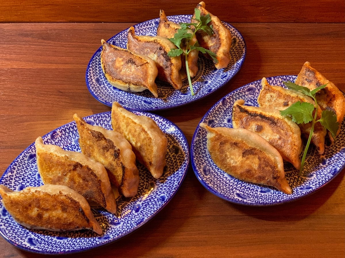 餃子芸人も完っ全に脱帽 新代田 餃子 Sunsu の餃子に旨味とセンスがはち切れる寸前まで詰まってた ぐるなび みんなのごはん