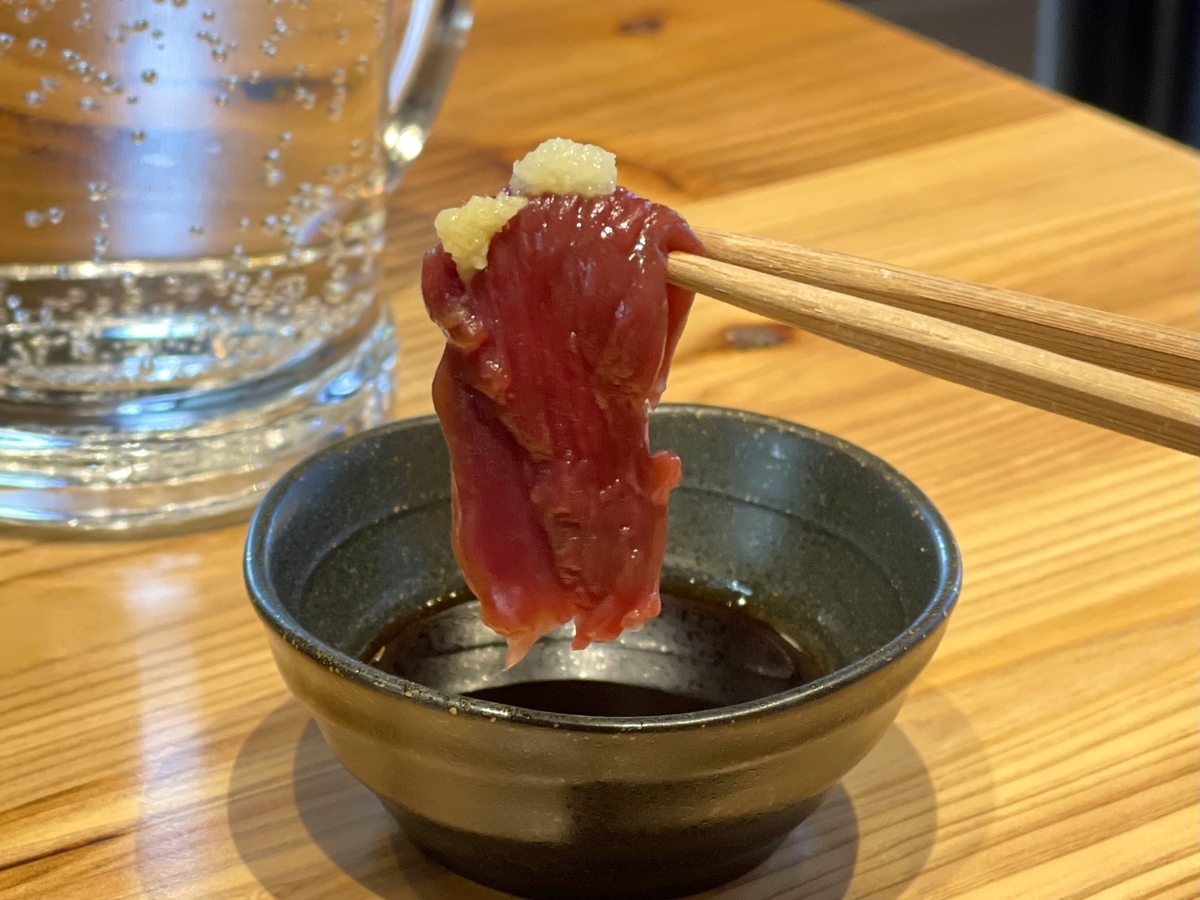 馬刺し 馬刺しが290円、ラム串は190円…！？ 「𩣆（ばち）巣鴨」はウマ