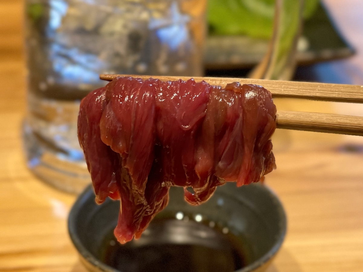 美品❤️巣鴨 馬刺しが290円、ラム串は190円…！？ 「𩣆（ばち）巣鴨」はウマ