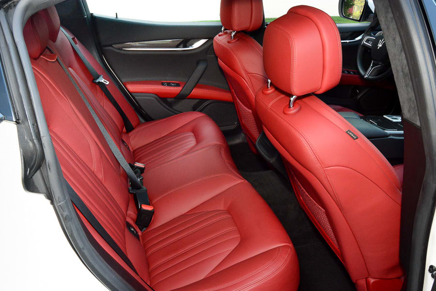新型マセラティギブリの後部座席の広さってどうよ マセラティギブリの中古車を大阪で探す 新型マセラティギブリの後部座席の広さってどうよ マセラティギブリの中古車を大阪で探す