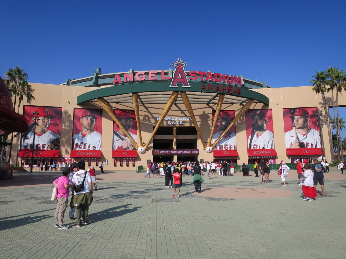 エンゼルスタジアムの外観と内部展示 - ☆HAVE A SAFE JOURNEY☆