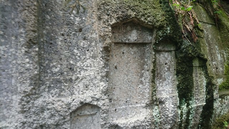 岩壁に彫られた墓石