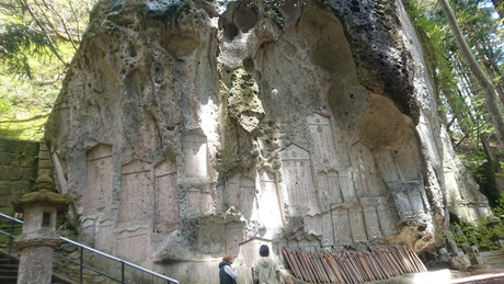 岩壁に彫られた墓石