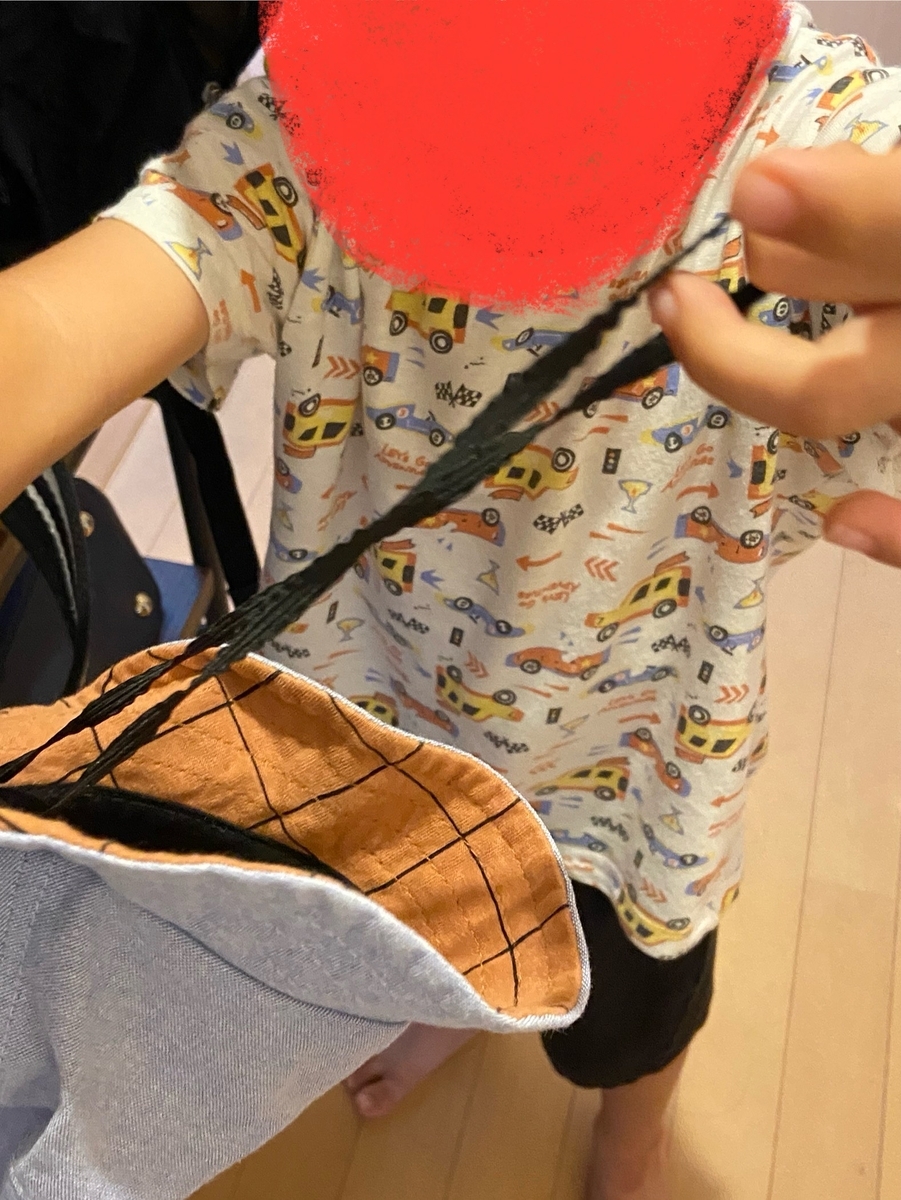 他の帽子の紐もゴムでできているのを見つけて嬉しそう
