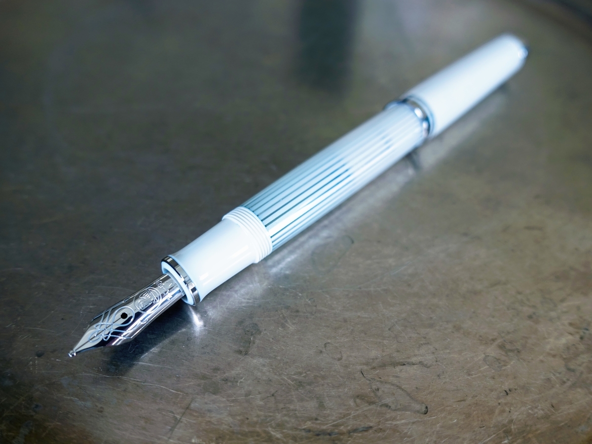 ペリカン　万年筆　白青縞　限定品 Amazon | Pelikan ペリカン 万年筆 F 細字 緑縞 スーベレーン