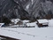 下をみる
