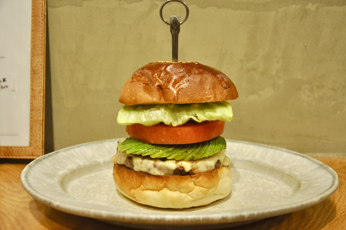 池袋の「NO.18」でアボカドモッツァレラチーズバーガー。 - 美味しい