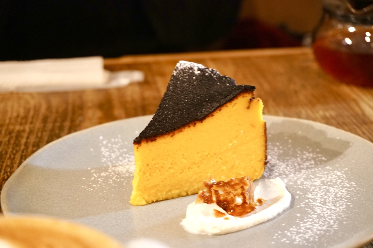 幡ヶ谷の Lug Hatagaya でかぼちゃのバスクチーズケーキ ベイクドチーズケーキ カフェラテ 美味しいもの食って写真撮って あとで振り返ってのブログ