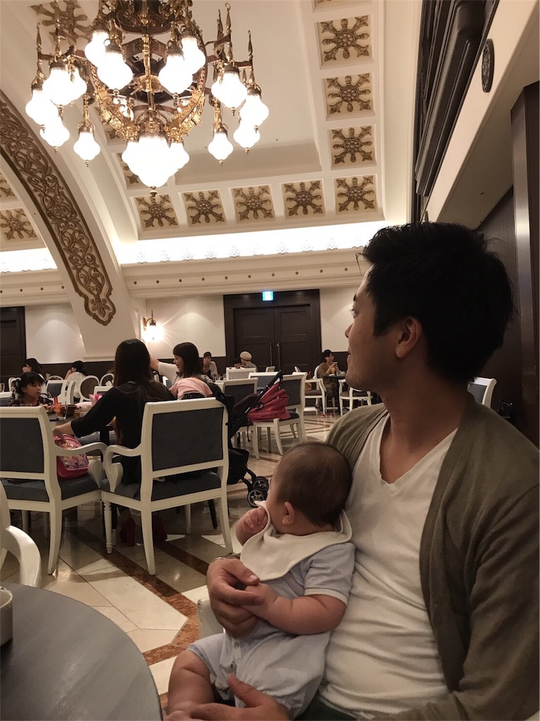 梅田阪急のネオ大食堂 シャンデリアテーブル は乳幼児連れのオアシスでした ゆるくだらだらいかせて