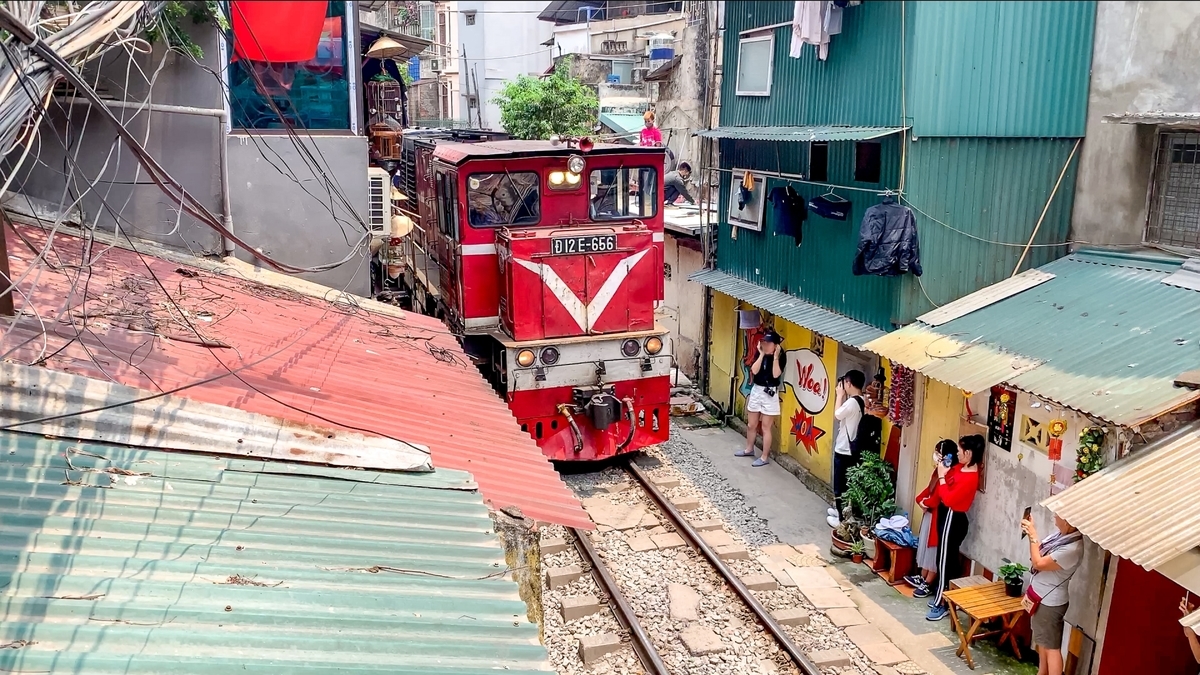 旅行者が思わず撮り鉄⁈になる街 in Hanoi - ハノイのそれが好き?