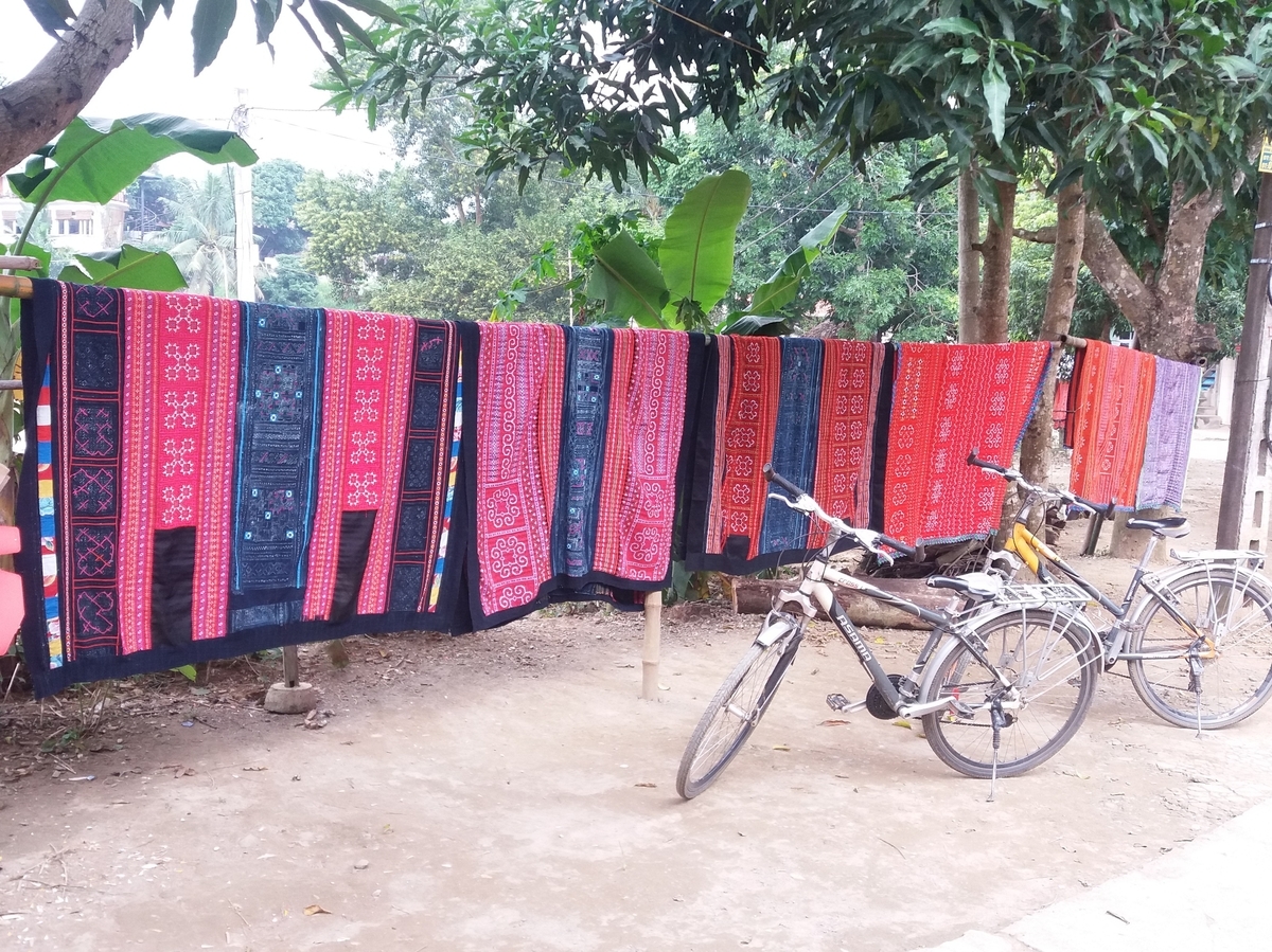 ベトナム雑貨 モン族のまんまるコインケース | made me chum ベトナム モン族の ぶ〜ちゃん様専用　ベトナム　少数民族マルチカバー