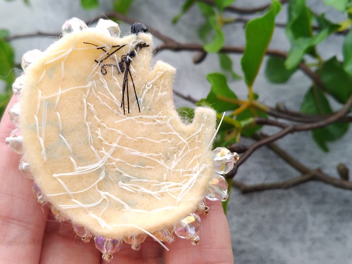 こり 紫陽花 ハリネズミ ビーズ 刺繍 ブローチ ハンドメイド Brooch:Hedgehogハリネズミブローチ『リバティxビーズ刺繍