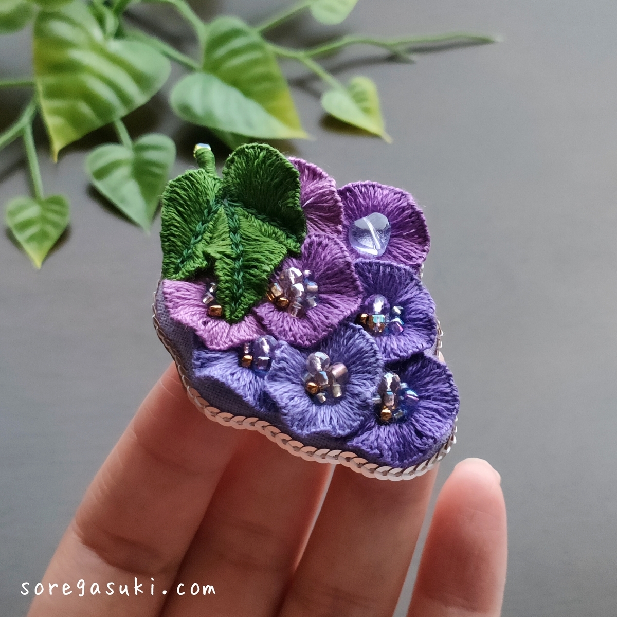 隠れハートの『葡萄（ぶどう） ブローチ』 - ハノイのそれが好き💕