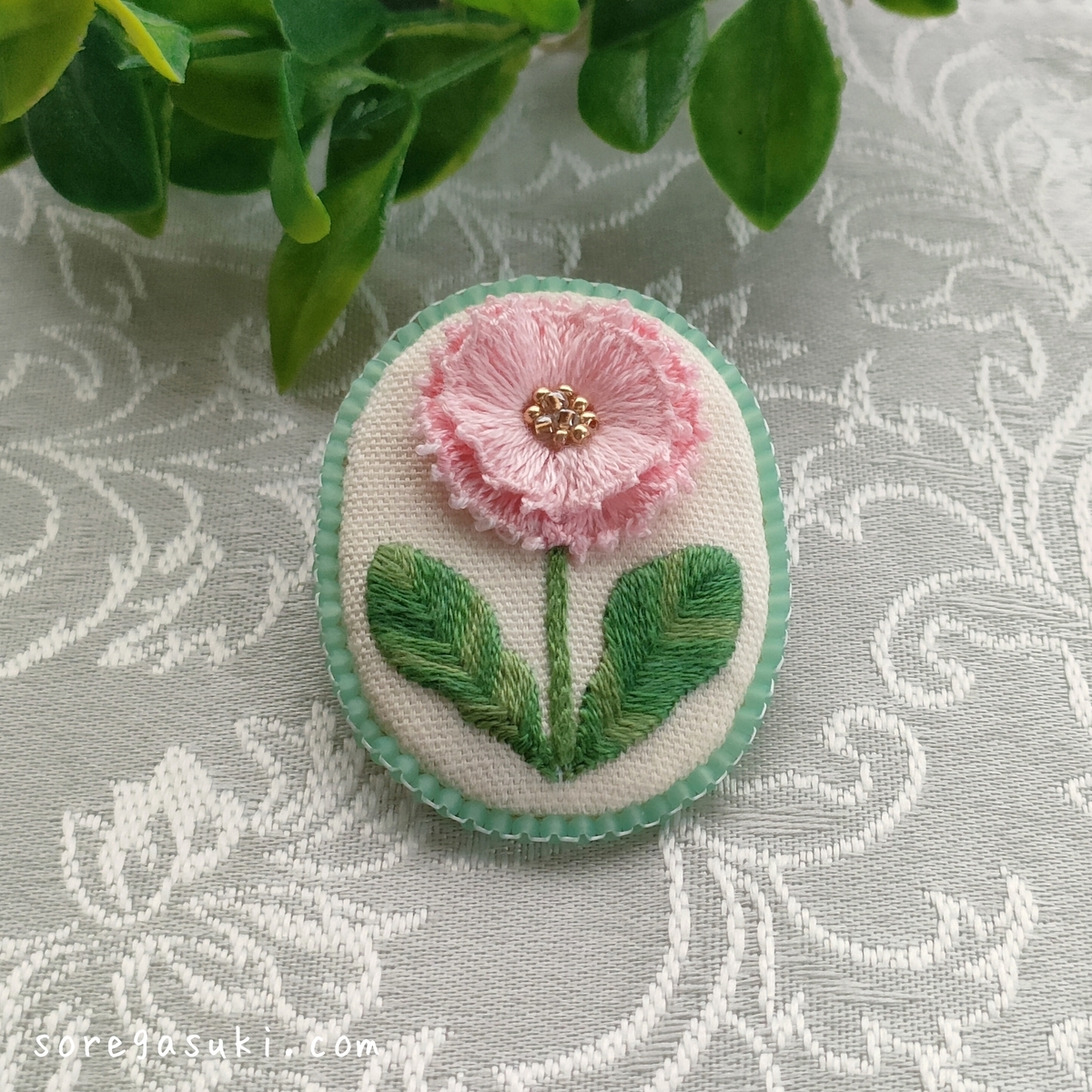 タンポポに似た『雛菊（ヒナギク） ブローチ』 - ハノイのそれが好き💕