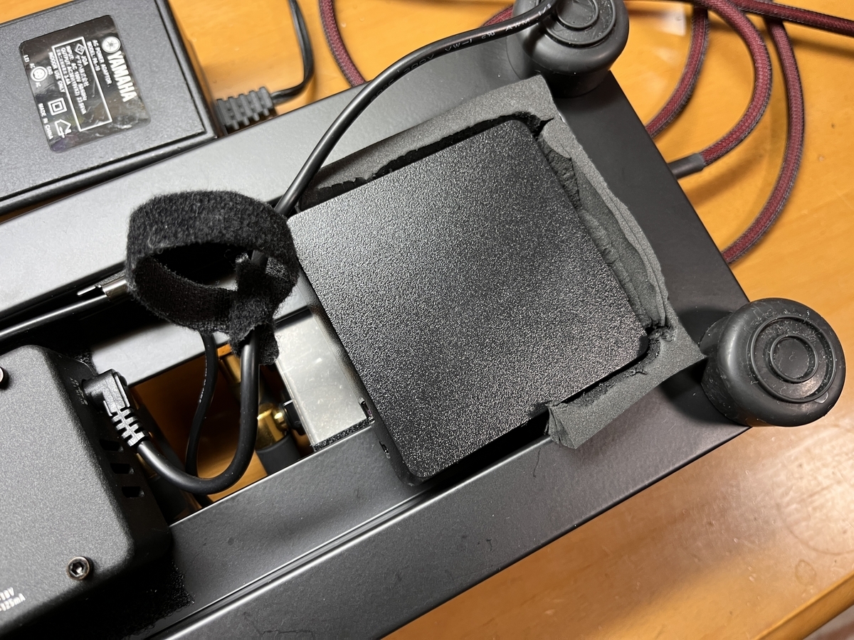 Pedaltrain NANO裏側にパワーサプライを組み込むためにゴム足取り付け 