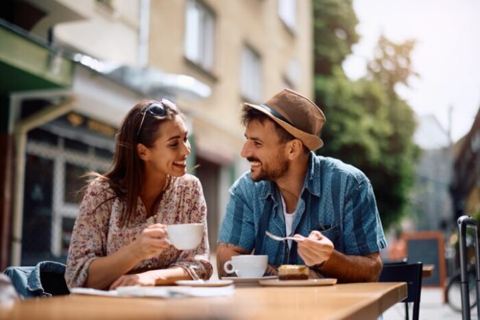 年下男性が心を開いた女性に見せる態度とは？年下男子の脈ありサインを解説