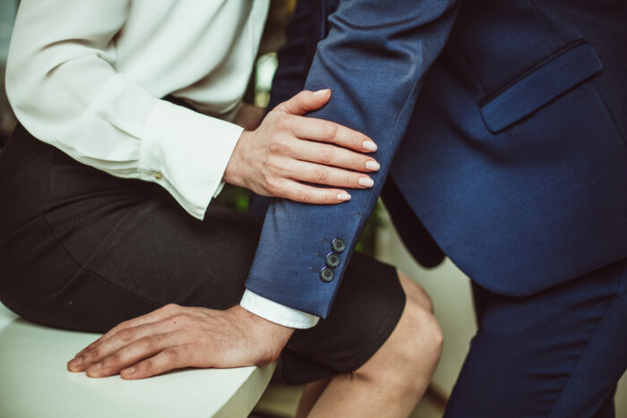 職場の彼氏持ち女性の脈ありサイン10選！思わせぶりな態度の見分け方や女性心理は？