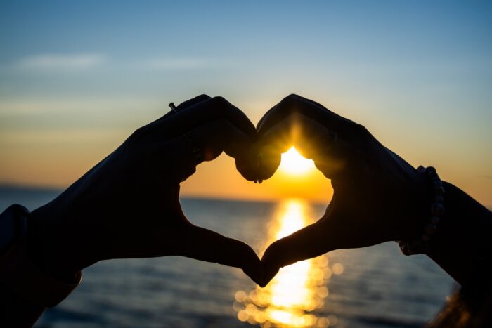 職場の彼氏持ち女性の脈ありサイン10選！思わせぶりな態度の見分け方や女性心理は？