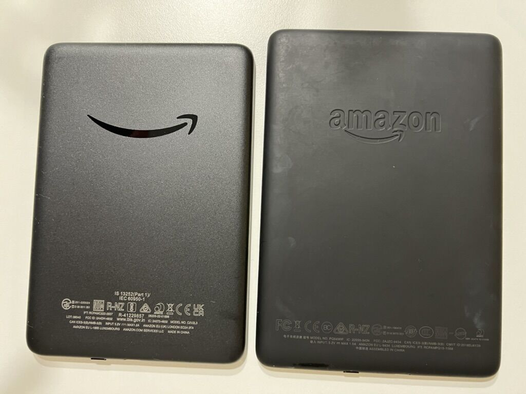 左: Kindle、右: ペーパーホワイト