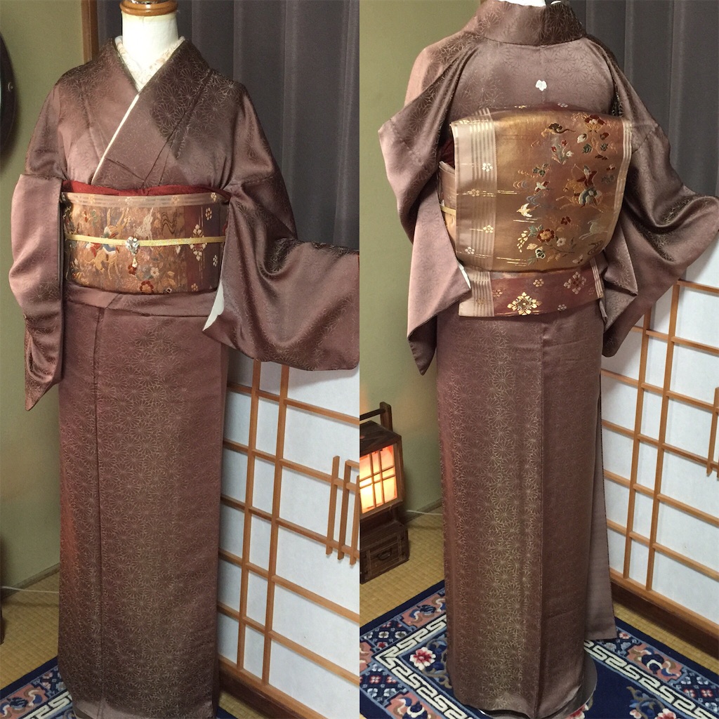茶色地に金色の花の地紋の色無地 紹介します リサイクル着物 アンティーク着物 帯 和装小物 ラブズキモノ