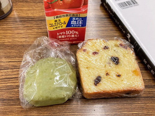 昼ごはんに 甘いお菓子が自然と集まってくる 旅と日常のあいだ