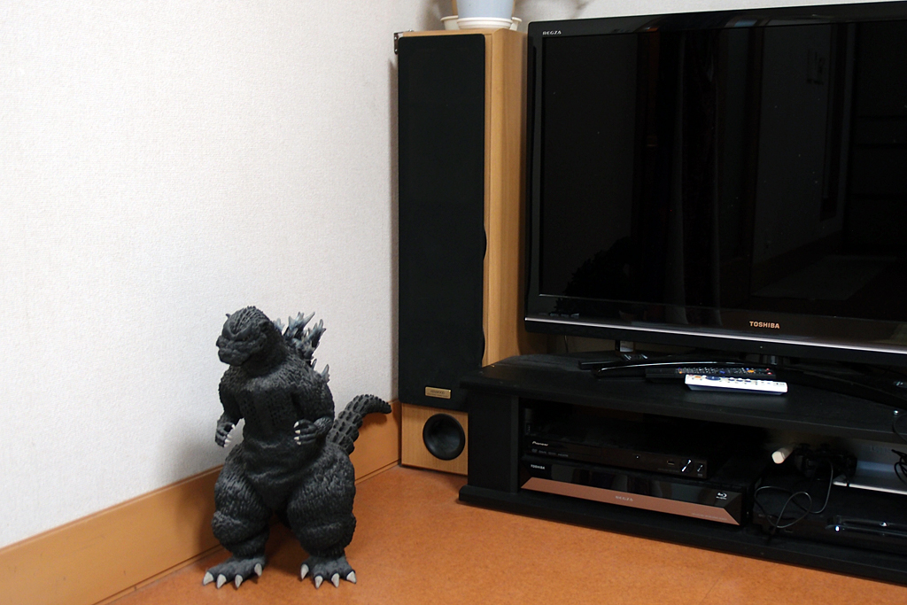 f:id:ltemaweb:20190417202842j:plain ケンウッドトールボーイ型スピーカーLS-V520-Wと東京マルイ製初代ゴジラ