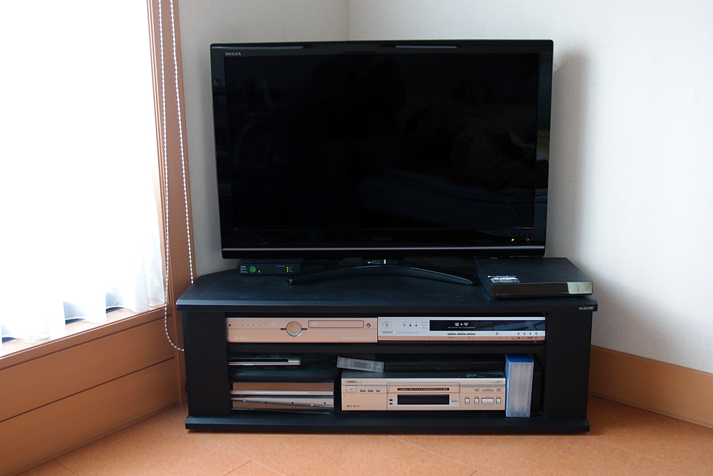 f:id:ltemaweb:20190418203654j:plain 東芝製REGZA 37Z9000型とエレコム製テレビ台