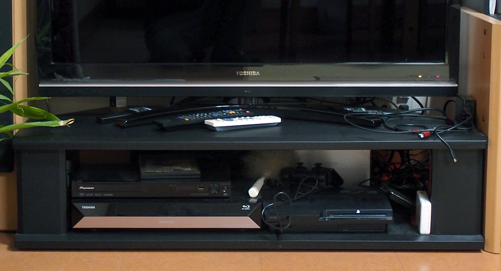 f:id:ltemaweb:20190418215510j:plain 東芝製REGZA 42Z9000型とエレコム製テレビ台