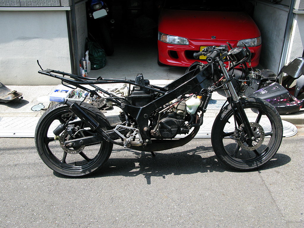 f:id:ltemaweb:20190515202002j:plain もう1台のホンダNS-1のストリップダウン