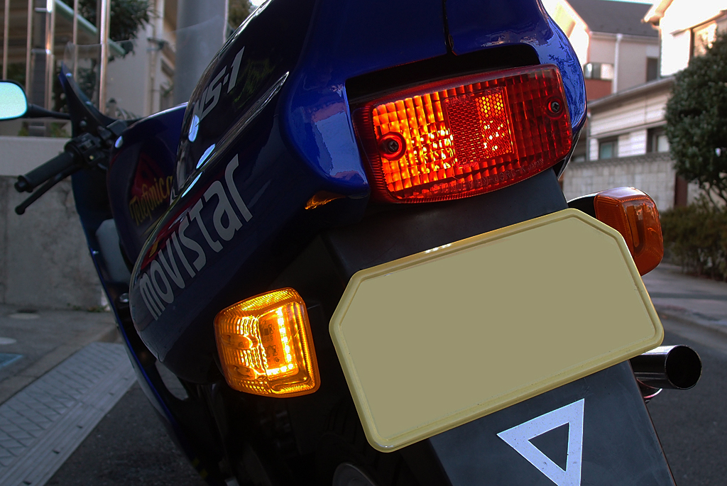 f:id:ltemaweb:20190608113619j:plain NSR250R形状の社外製一体型LED