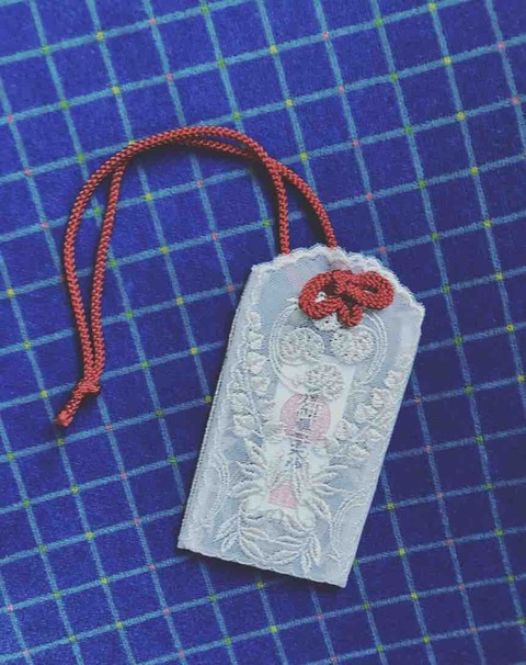 月に一度の京都 下鴨神社のレースのお守り おなかいたい