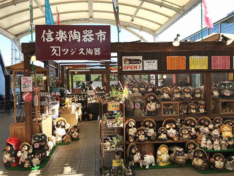 多賀サービスエリア 下り はたくさんのタヌキが出迎えてくれてちょっと楽しい てふてふさんぽ