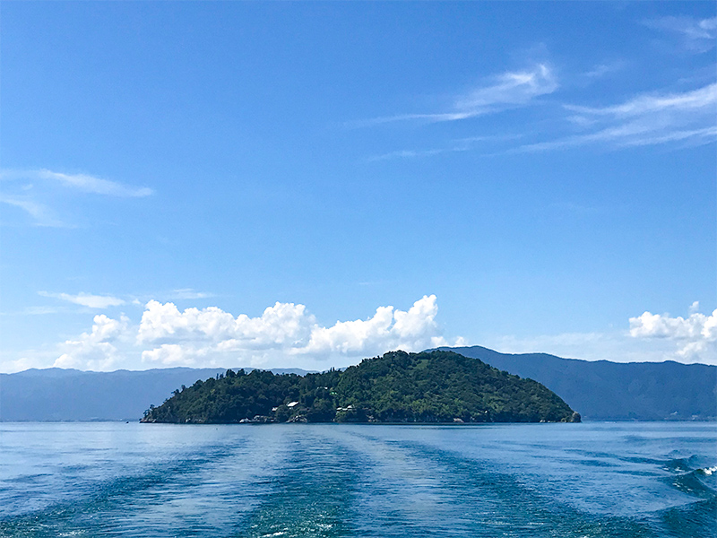 滋賀 琵琶湖に浮かぶ神秘の島 竹生島 へ渡る手段はフェリー 3つの航路があるよ てふてふさんぽ