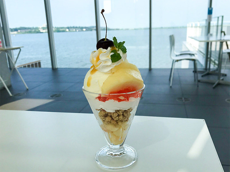 加賀 片山津温泉総湯の2階にある まちカフェ で柴山潟を望みながらパフェをいただく てふてふさんぽ