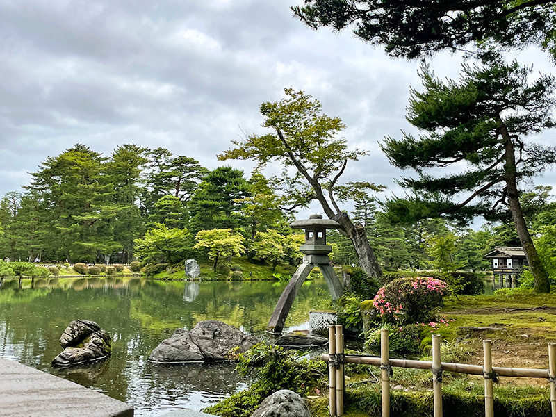 金沢 兼六園といえばやはり2本脚の ことじ灯籠 もともとは左右同じ長さだったらしい てふてふさんぽ