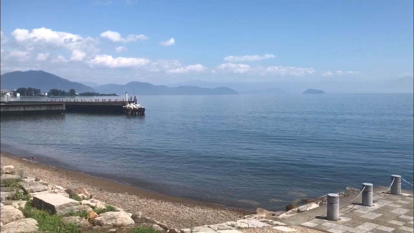 今津港から見える奥琵琶湖の景色。穏やかな琵琶湖湖面に浮かぶように小さくさく竹生島が見える。