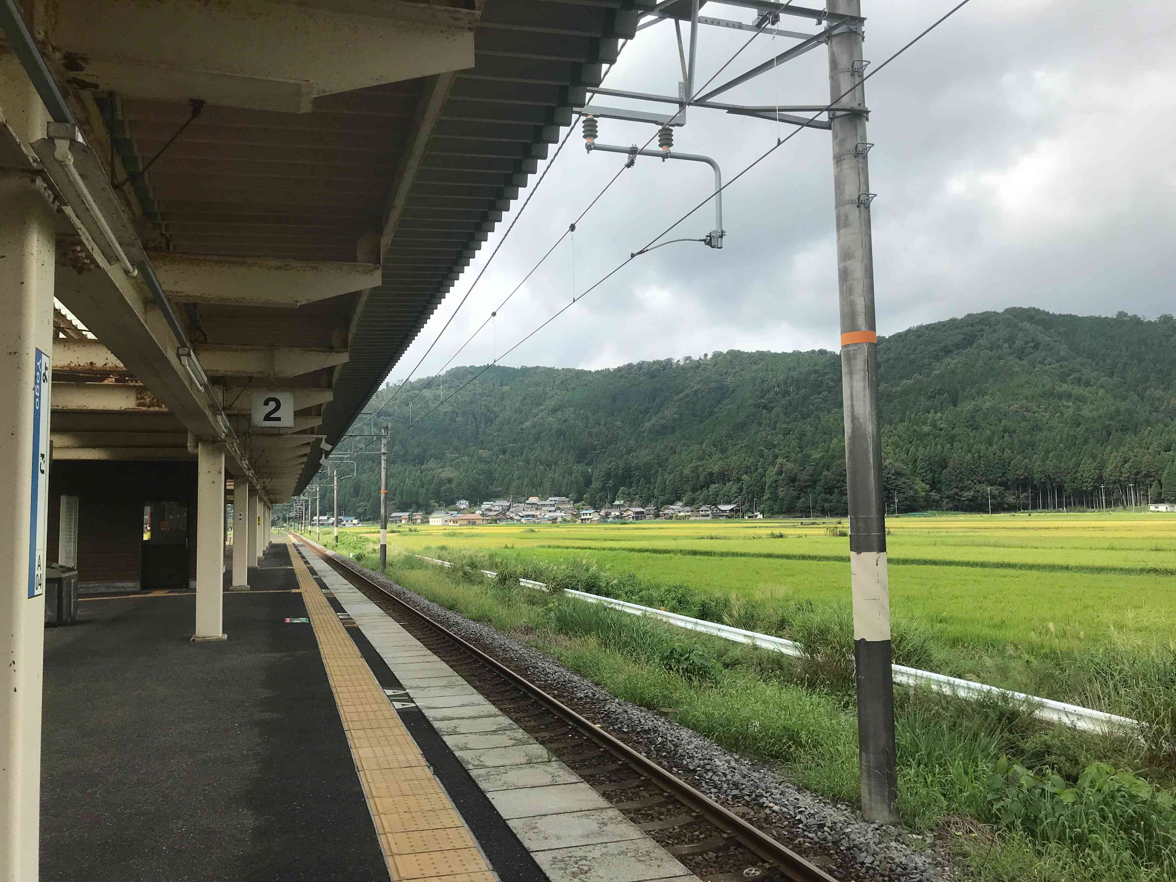 余呉駅構内　周り色づいた田が広がる