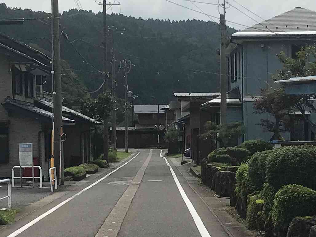 余呉湖駅前道路　突き当りは西浅井余呉線