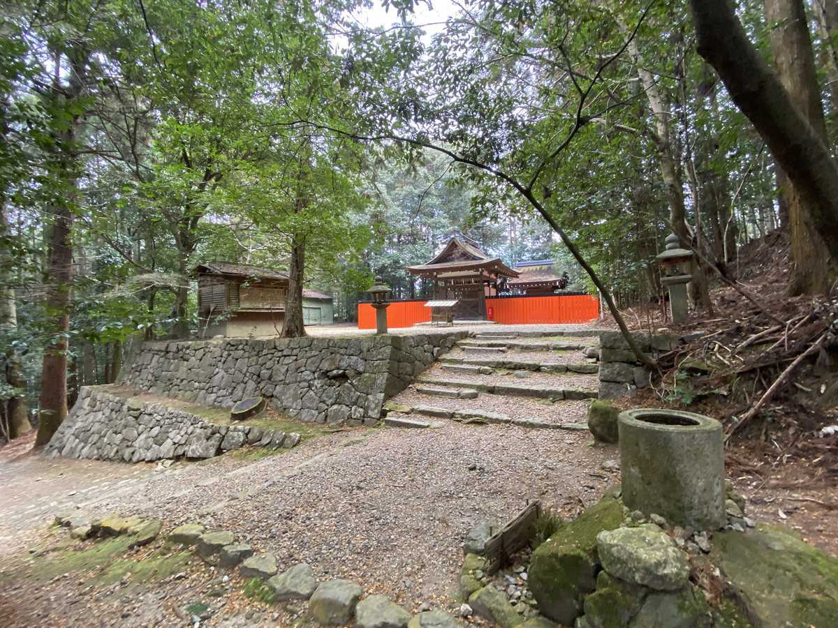 御蔭神社前に蹲（つくばい）のようなものがあった。