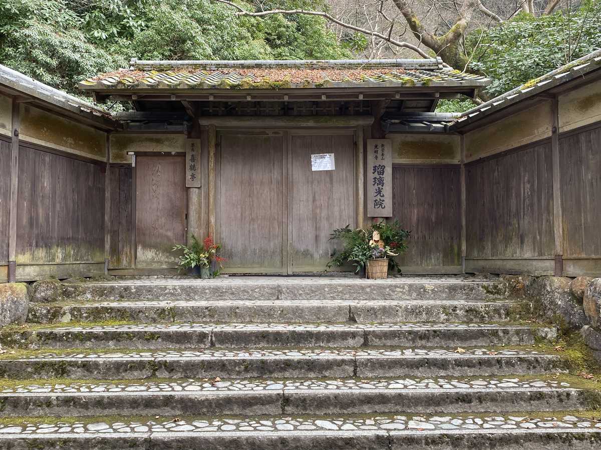休館中の瑠璃光院