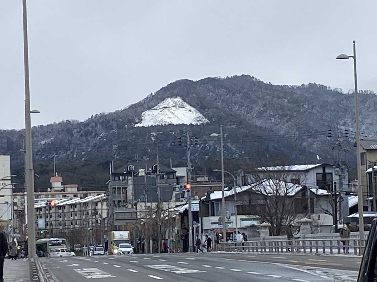 賀茂大橋から大文字山