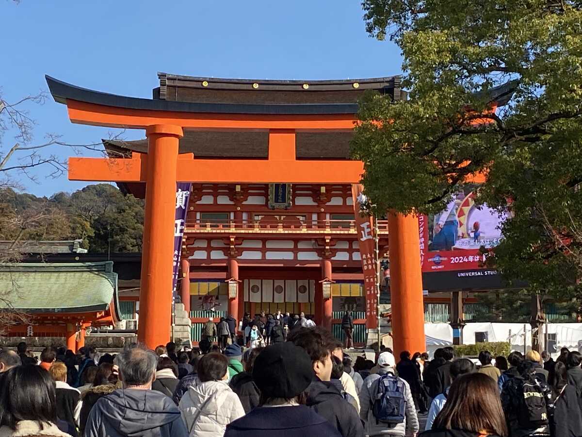 伏見稲荷大社 混みあう境内 キツネに・・・上っているつもりが